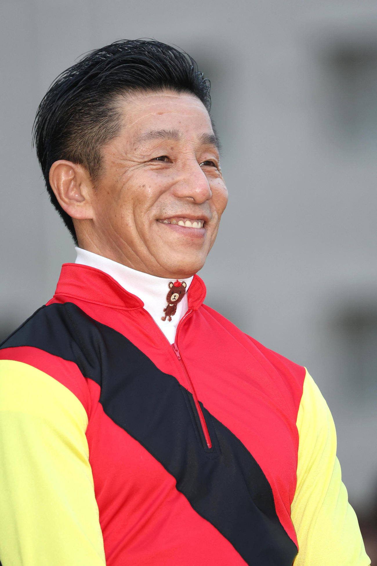 武豊騎手からのビデオメッセージを見て笑顔を浮かべる熊沢騎手（撮影・白石智彦）