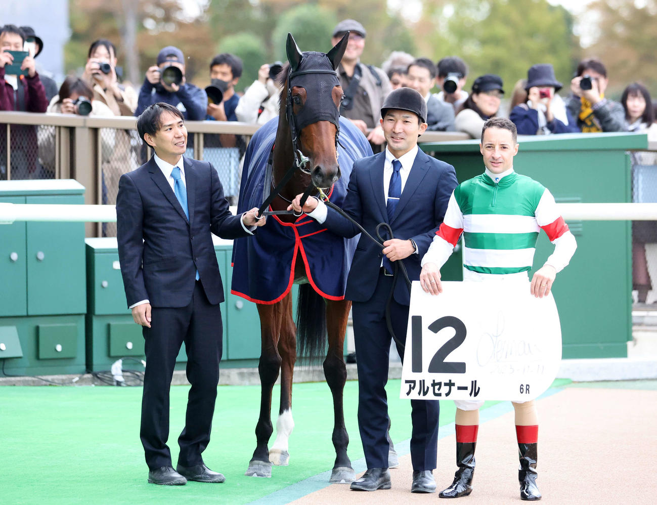東京6R新馬戦を制したアルセナールとC・ルメール騎手（撮影・鈴木正人）