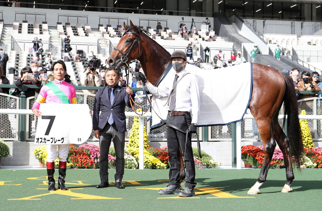 京都5R、新馬戦を制したオスカーブレーヴと口取りに並ぶ浜中騎手（左）（撮影・白石智彦）