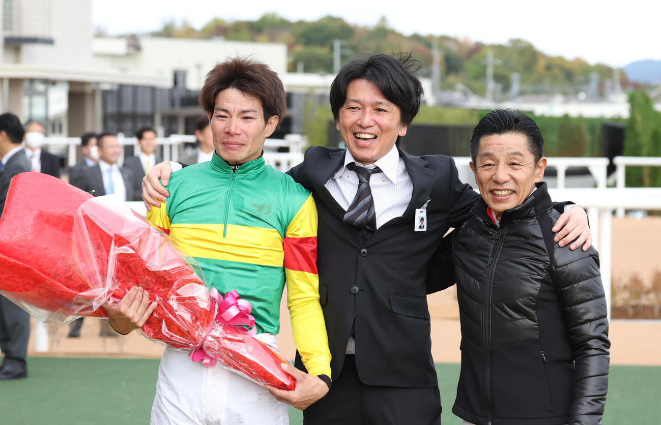 京都ジャンプSを制した草野騎手（左）と記念写真に納まる白浜騎手（中央）と熊沢騎手（撮影・白石智彦）