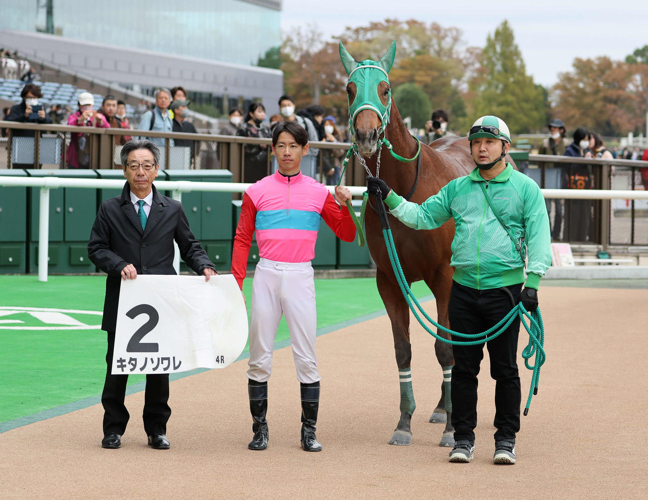 メイクデビュー東京を制し口取りに並ぶキタノソワレと宮崎北斗騎手（撮影・鈴木正人）