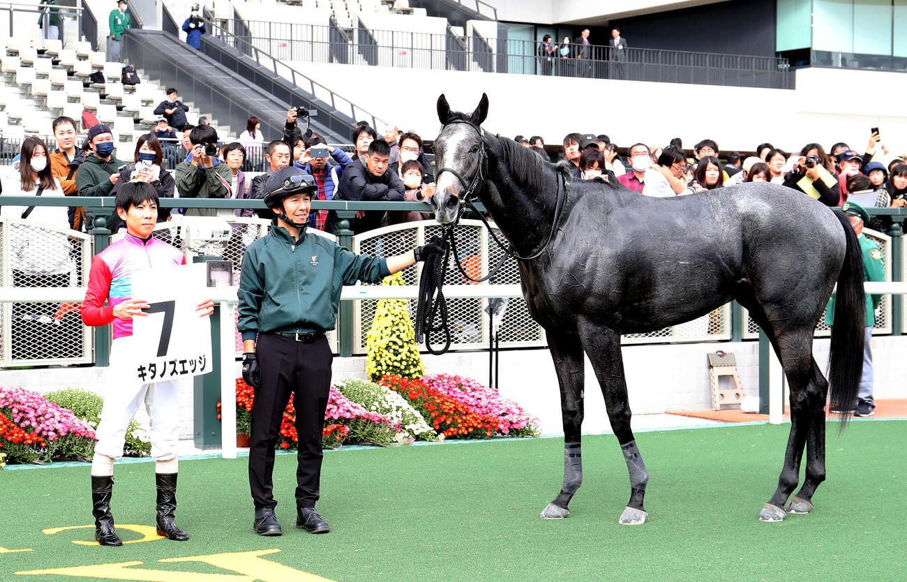 京都4R、新馬戦を制したキタノズエッジと口取りに並ぶ北村友騎手（左）（撮影・白石智彦）