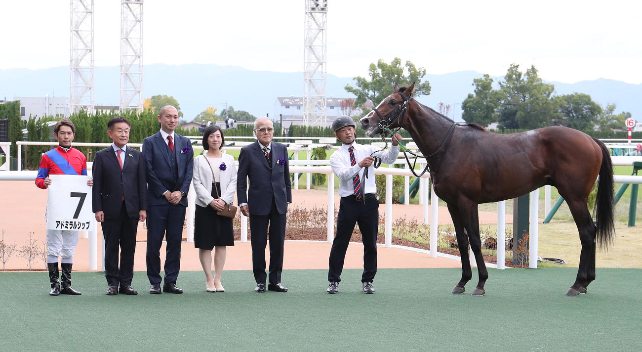 京都5R新馬戦を勝利したアドミラルシップと口取りに並ぶ戸崎騎手（左）（撮影・白石智彦）