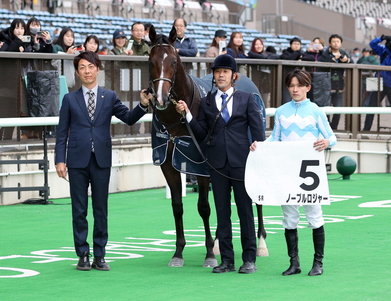 東京5R新馬戦を制したノーブルロジャーと石川裕紀人騎手（撮影・鈴木正人）