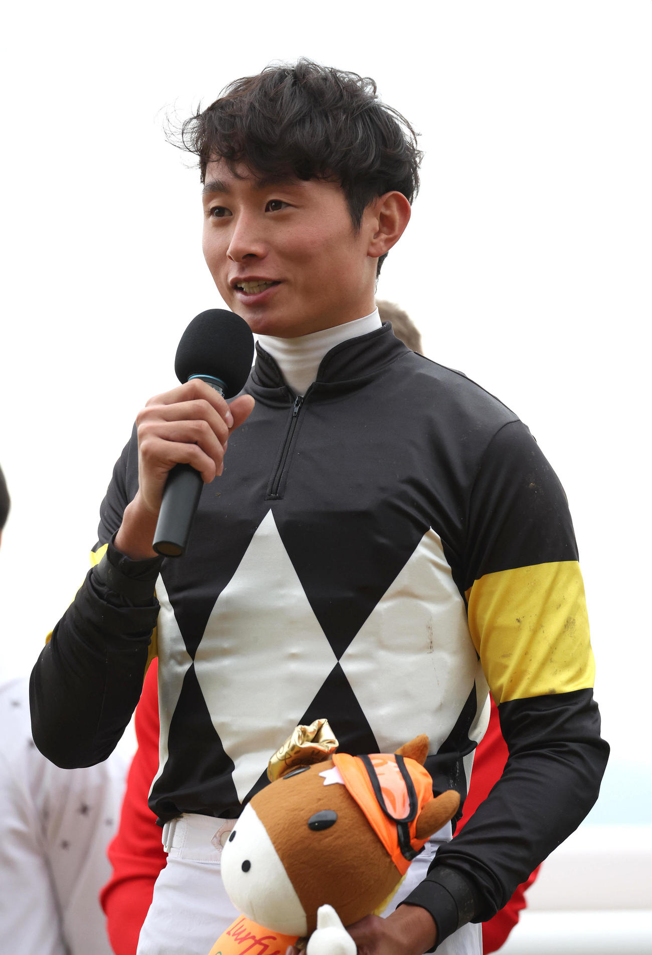 京都7Rを勝利してJRA年間100勝を達成しヒーローインタビューに答える岩田望騎手（撮影・白石智彦）