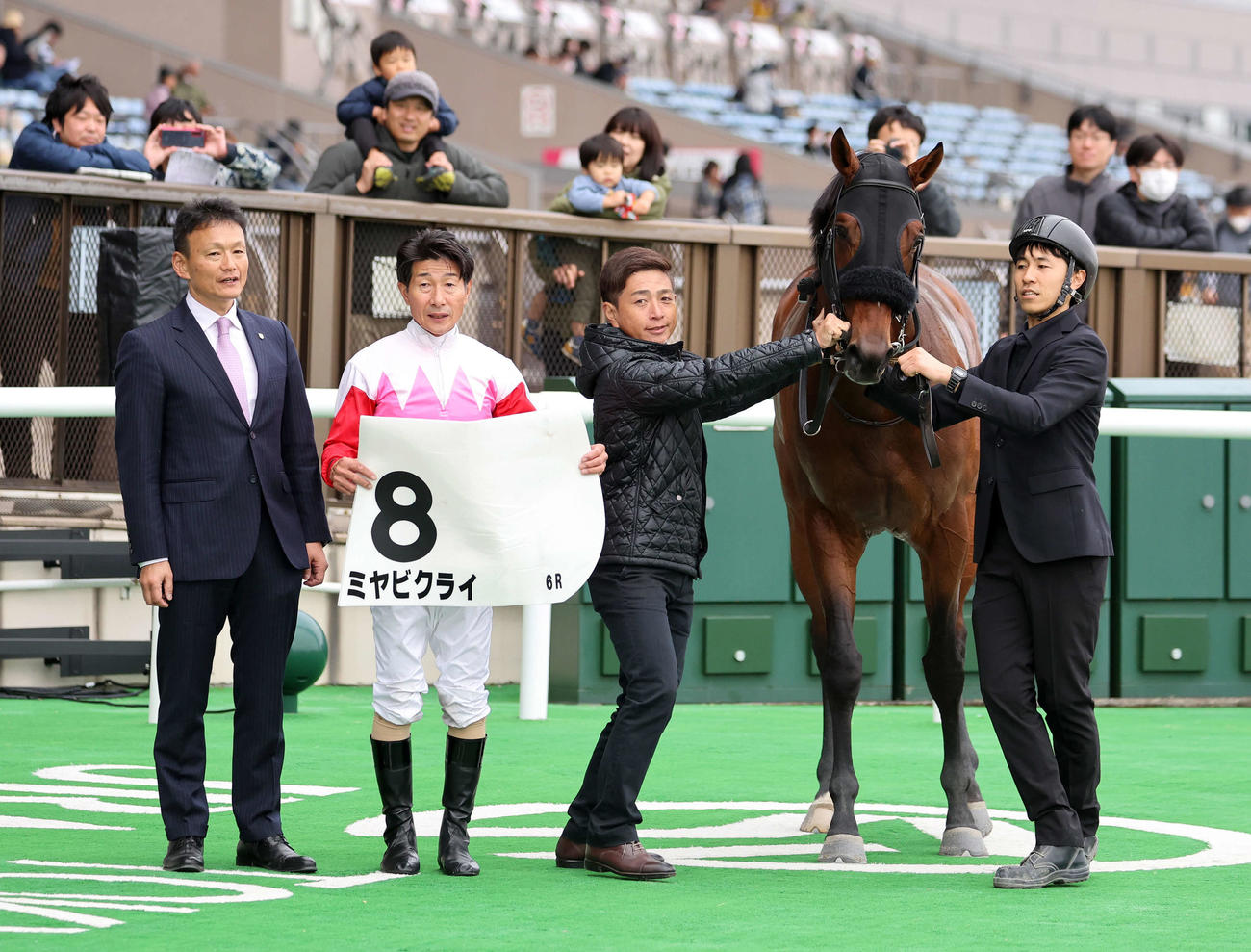 東京6R・1勝クラスを制したミヤビクライと柴田善臣騎手（撮影・鈴木正人）