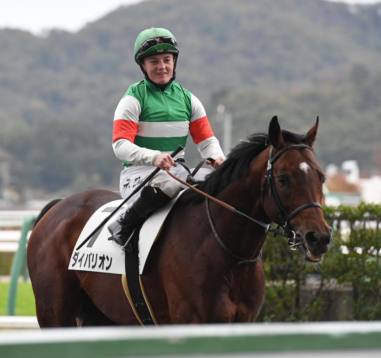 福島8R、1着ダイバリオンとホリー・ドイル騎手（撮影・柴田隆二）