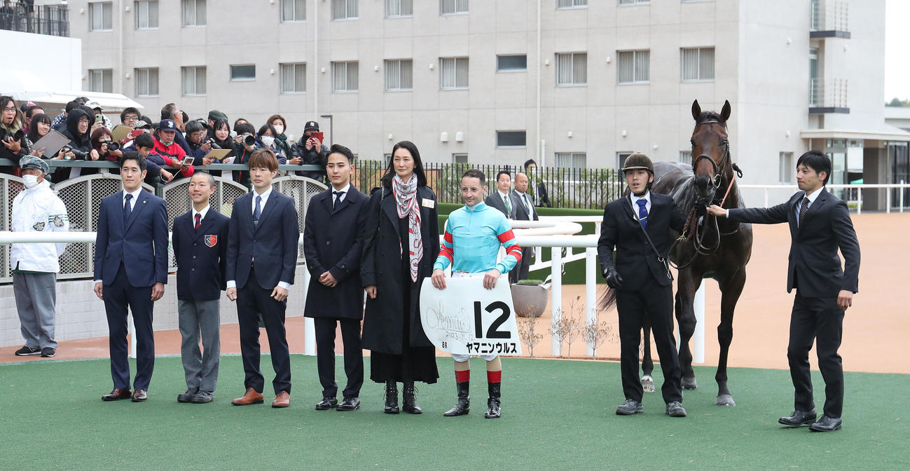 京都8Rを勝利したヤマニンウルスと口取りに並ぶC・ルメール騎手（右から3人目）（撮影・白石智彦）