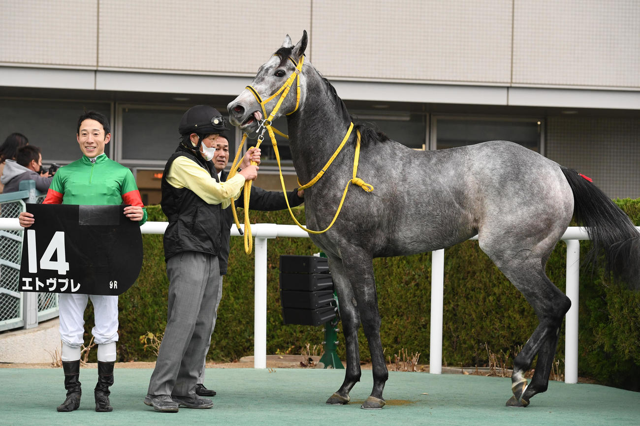 福島2歳Sを制したエトヴプレと藤岡佑介騎手（撮影・柴田隆二）