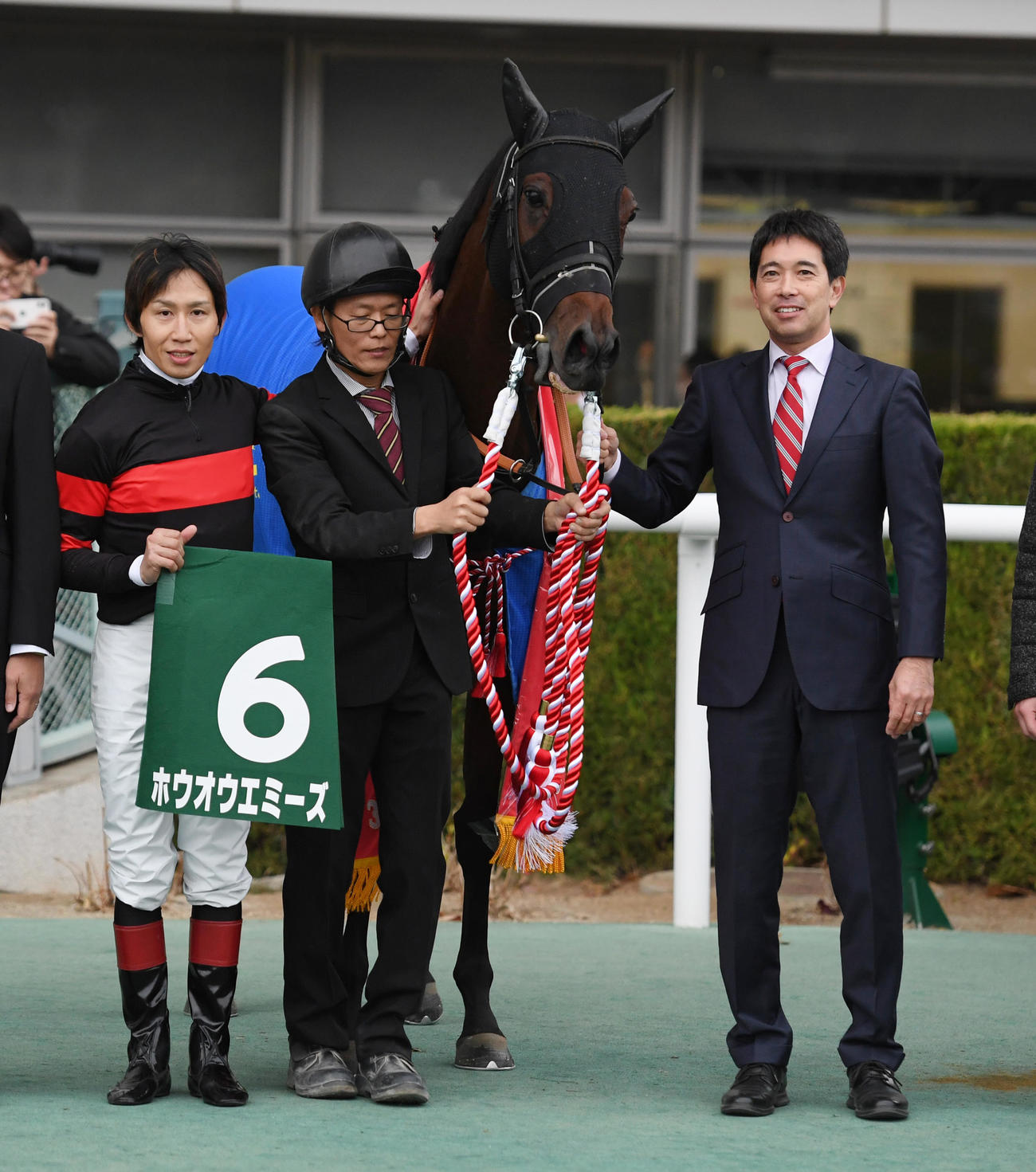 福島11R、福島記念を制したホウオウエミーズと田辺騎手（左）と池上調教師（右）（撮影・柴田隆二）