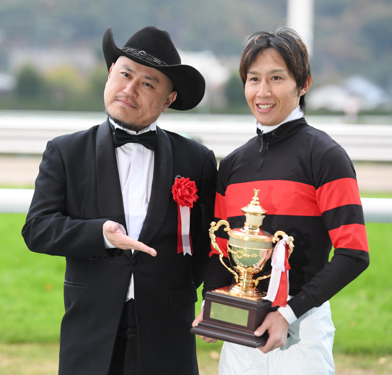 福島記念を制したホウオウエミーズの田辺騎手（右）とハリウッドザコシショウ（撮影・柴田隆二）