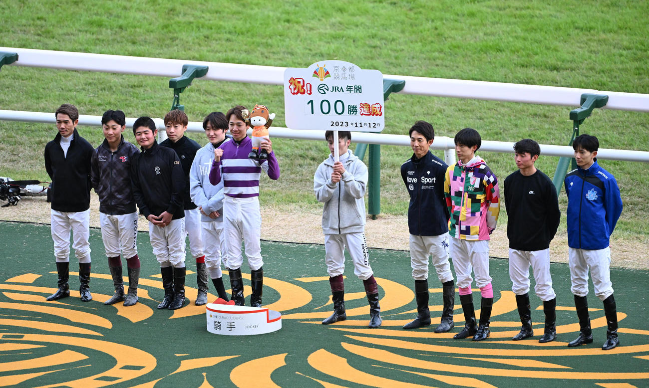 エンペラーワケアで年間通算100勝を達成し、騎手仲間から祝福される松山弘平騎手（撮影・和賀正仁）