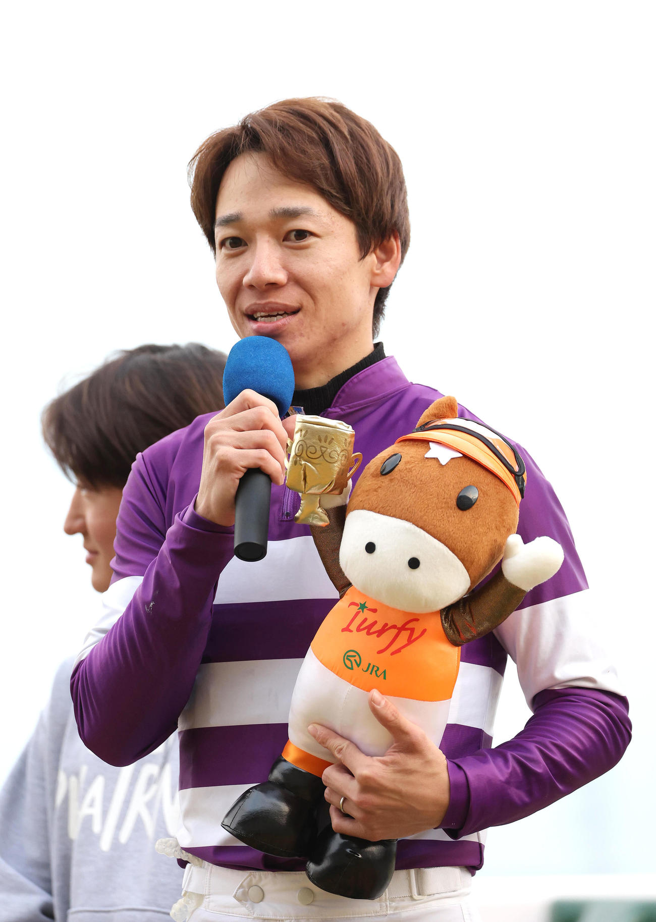 京都12Rを勝利しJRA年間100勝を達成しヒーローインタビューに答える松山騎手（撮影・白石智彦）