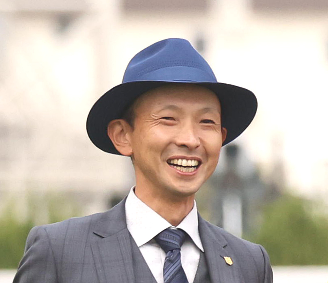 笑顔で口取りに並ぶ宮田師（撮影・白石智彦）