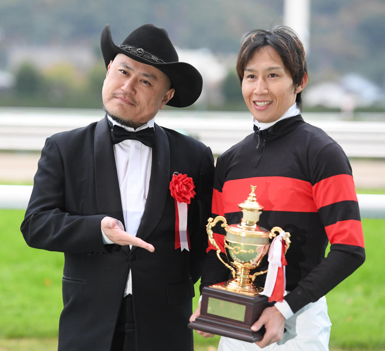 福島記念を制したホウオウエミーズの田辺騎手（右）とハリウッドザコシショウ（撮影・柴田隆二）