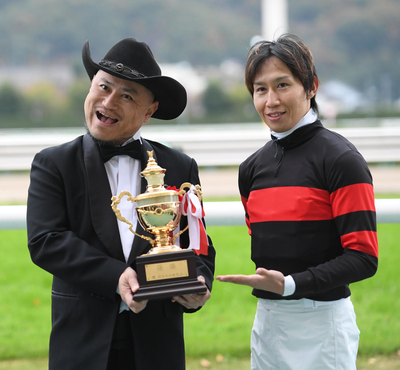 福島記念を制したホウオウエミーズの田辺騎手（右）とハリウッドザコシショウ（撮影・柴田隆二）