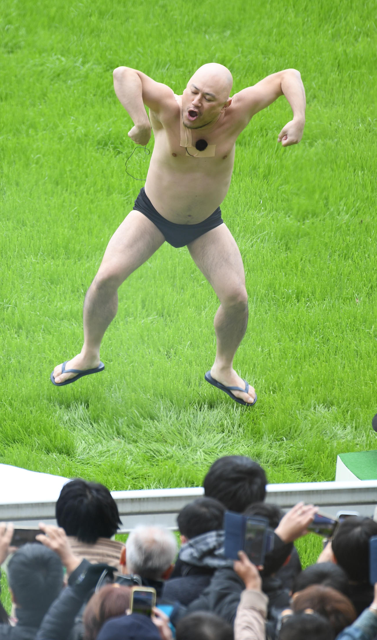 福島競馬場のイベントで芸を披露するハリウッドザコシショウ（撮影・柴田隆二）