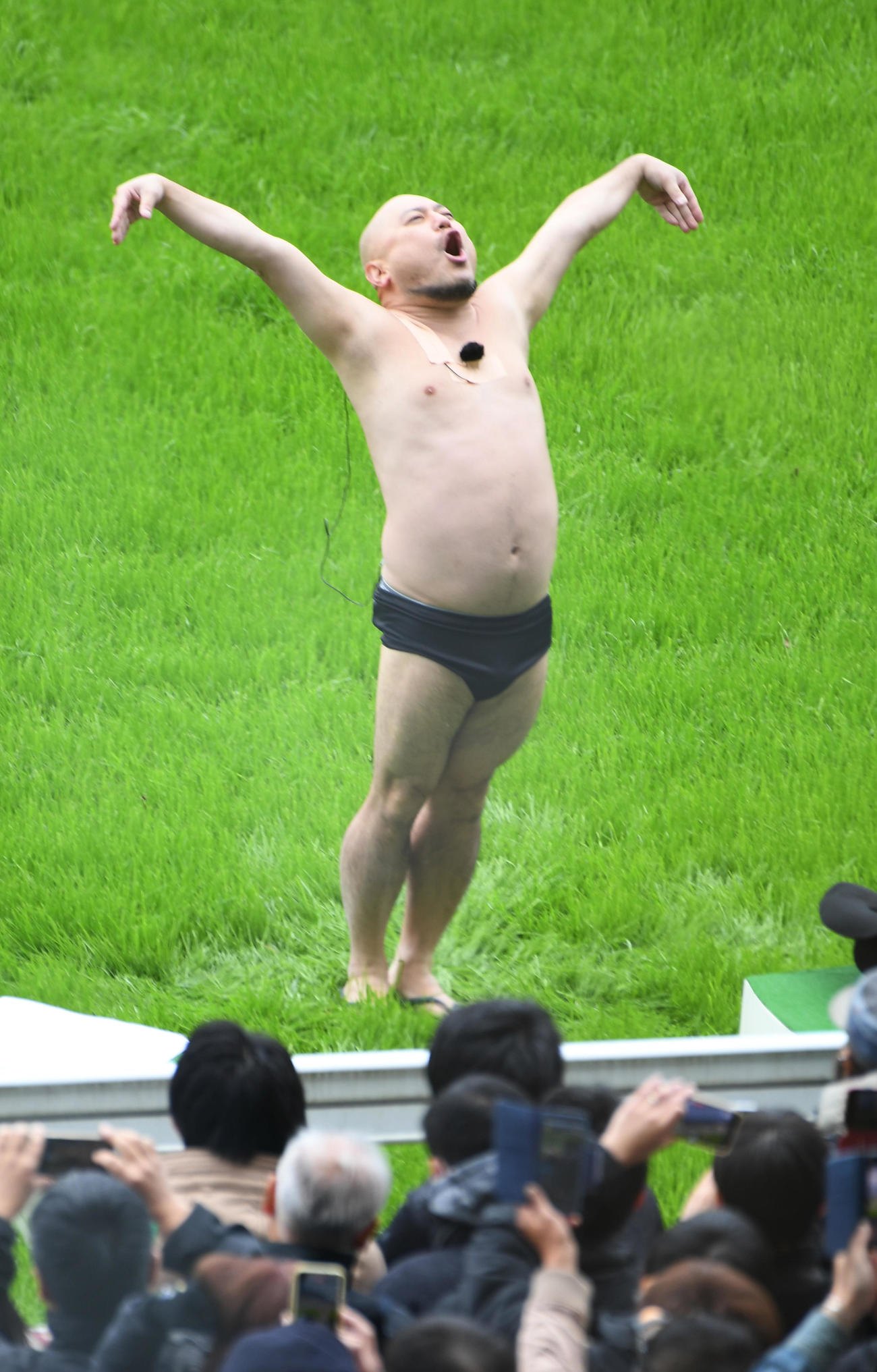 福島競馬場のイベントで芸を披露するハリウッドザコシショウ（撮影・柴田隆二）