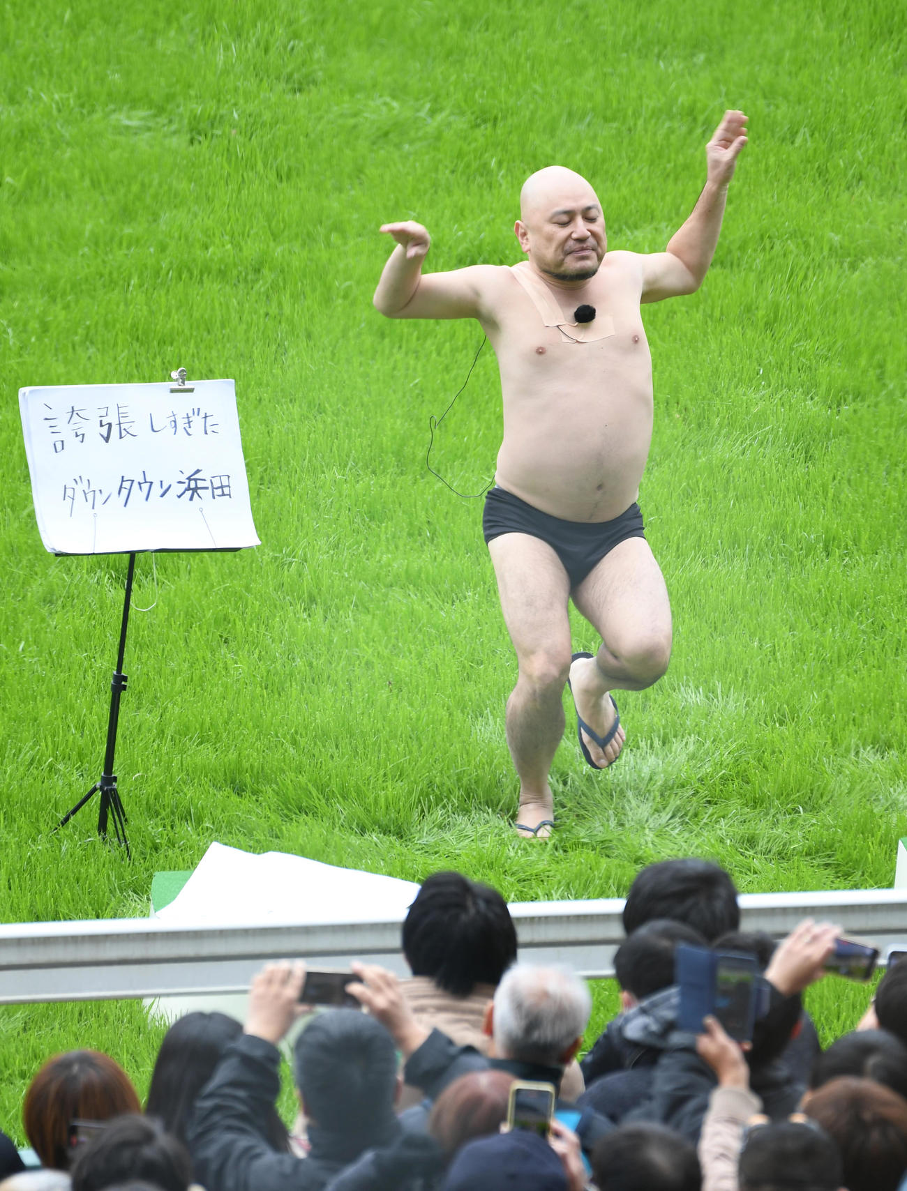 福島競馬場のイベントで芸を披露するハリウッドザコシショウ（撮影・柴田隆二）