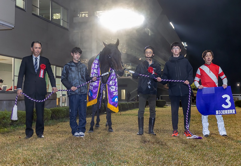 南部駒賞を制し、口取り写真に納まるフジユージーンの関係者たち（岩手県競馬組合提供）
