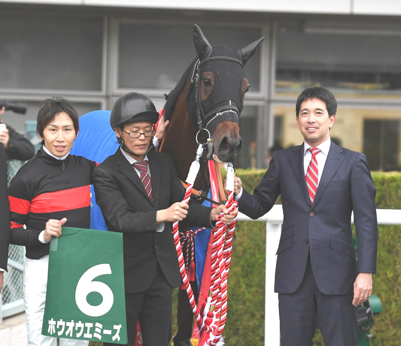 福島記念を制したホウオウエミーズと田辺騎手（左）。右は池上調教師（撮影・柴田隆二）
