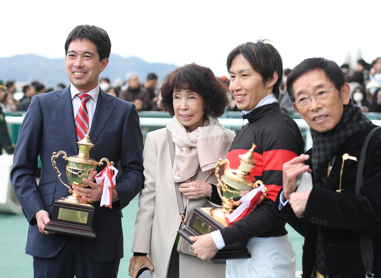 福島記念を制したホウオウエミーズの、左から池上師、池上師の母節子さん、田辺騎手、池上師の父昌弘元師