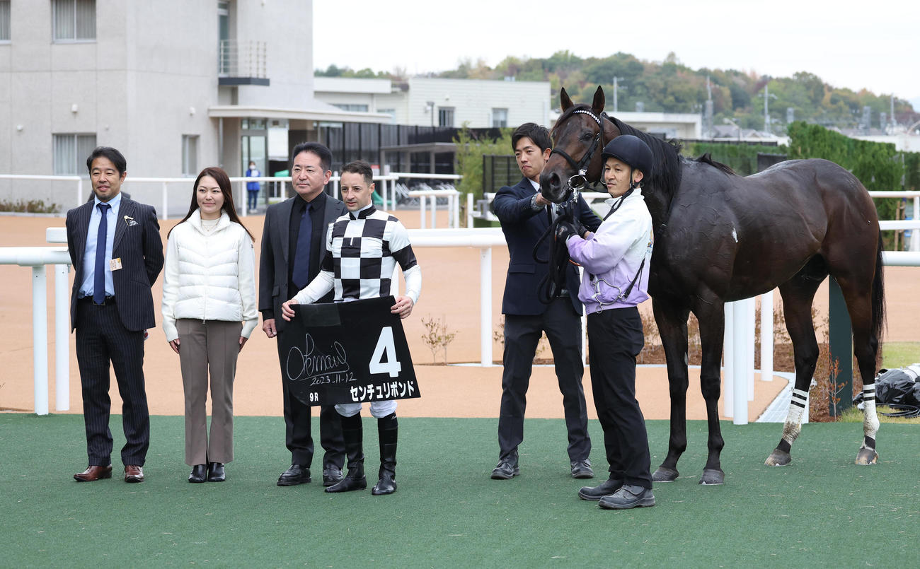 京都9R、黄菊賞を制したセンチュリボンドと口取りに並ぶC・ルメール騎手（撮影・白石智彦）