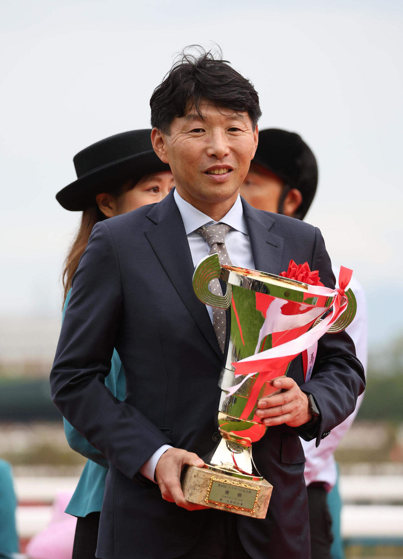 京都11R、表彰式で笑顔を見せる吉田俊介氏（撮影・白石智彦）