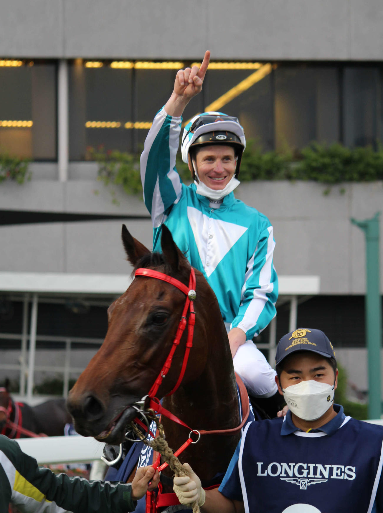 昨年の香港カップを制したロマンチックウォリアーとマクドナルド騎手（22年12月11日撮影）