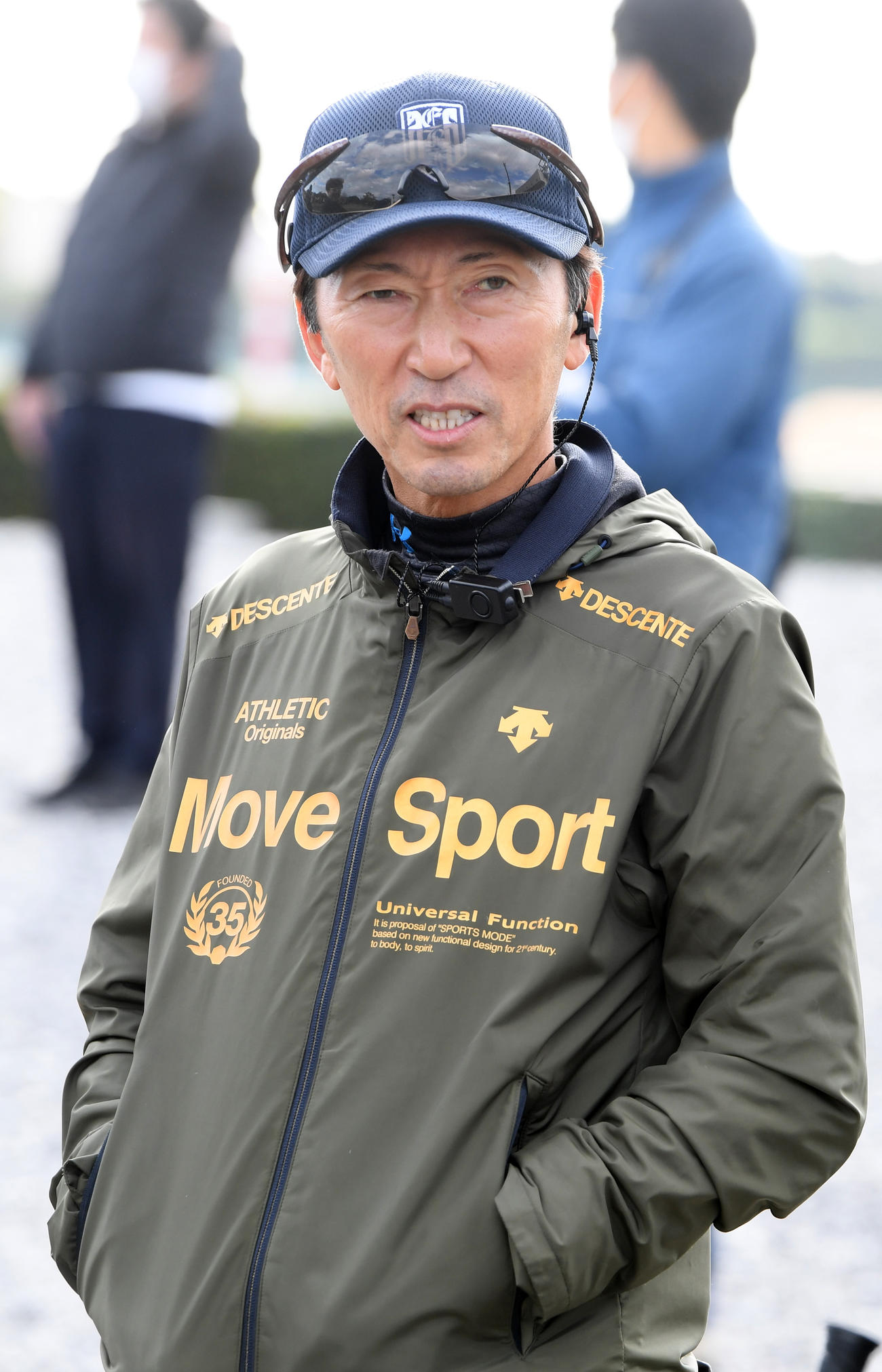 レッドモンレーヴの追い切りの後、記者の質問に答える蛯名正調教師（撮影・柴田隆二）