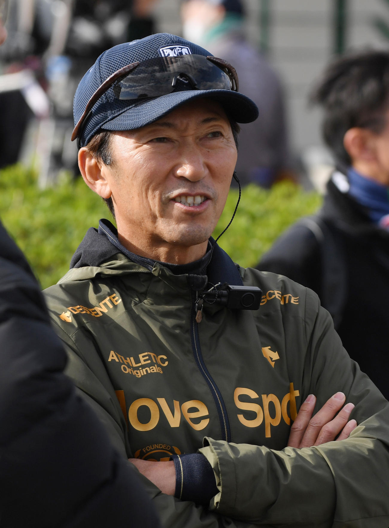 レッドモンレーヴの追い切りの後、記者の質問に答える蛯名正調教師（撮影・柴田隆二）