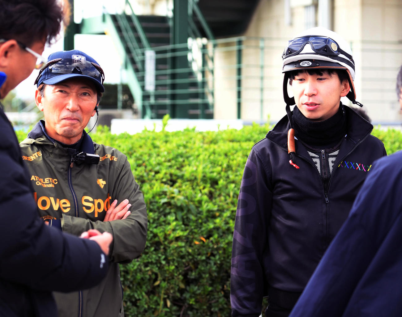 レッドモンレーヴの追い切りの後、記者の質問に答える蛯名正調教師（左）と横山和騎手（撮影・柴田隆二）