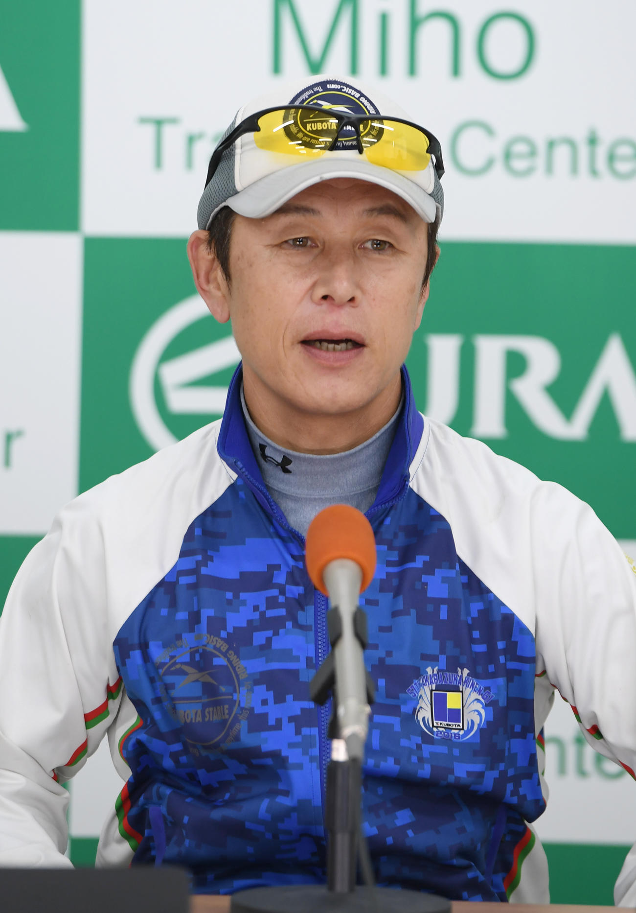 イルーシヴパンサーの追い切りの後、会見する久保田調教師（撮影・柴田隆二）