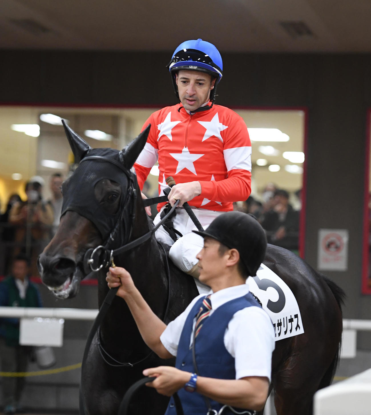 東京4R2歳新馬、新馬戦を制したルージュサリナスとルメール騎手（撮影・柴田隆二）
