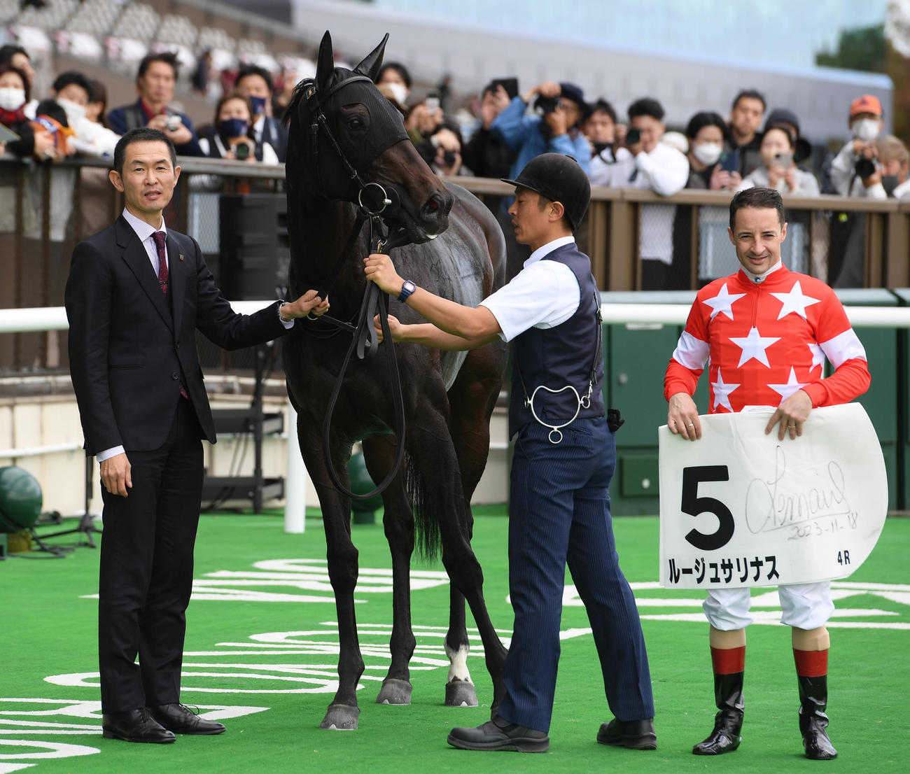 東京4R2歳新馬、新馬戦を制したルージュサリナスとルメール騎手（右）、木村調教師（左）（撮影・柴田隆二）