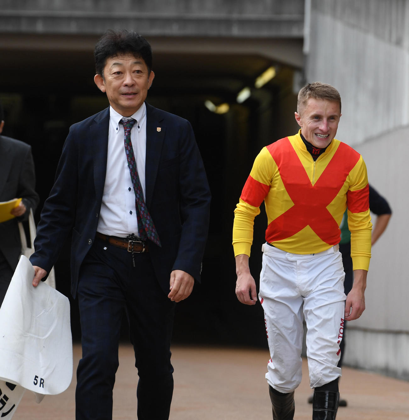 東京5R新馬戦を制したジャスティンミラノの友道康夫調教師（左）とマーカンド騎手（撮影・柴田隆二）