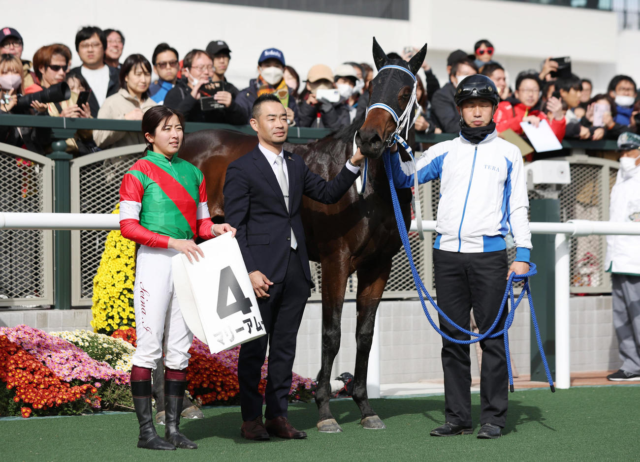 京都5R新馬戦を制したマリーアムールと口取りに並ぶ今村騎手（撮影・前田充）
