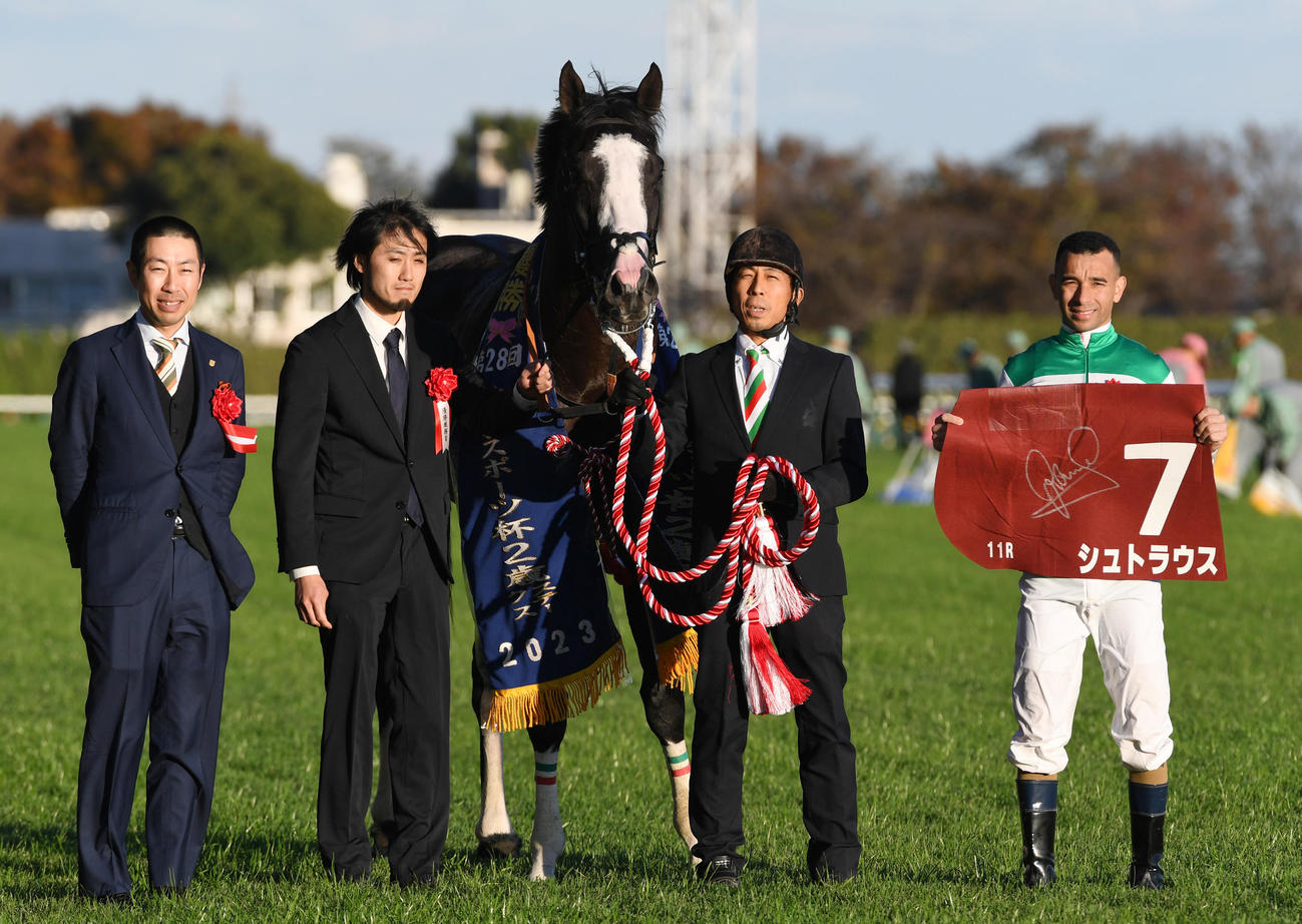 東京スポーツ杯2歳Sを制したシュトラウスとモレイラ騎手（右端）。左端は武井調教師（撮影・柴田隆二）