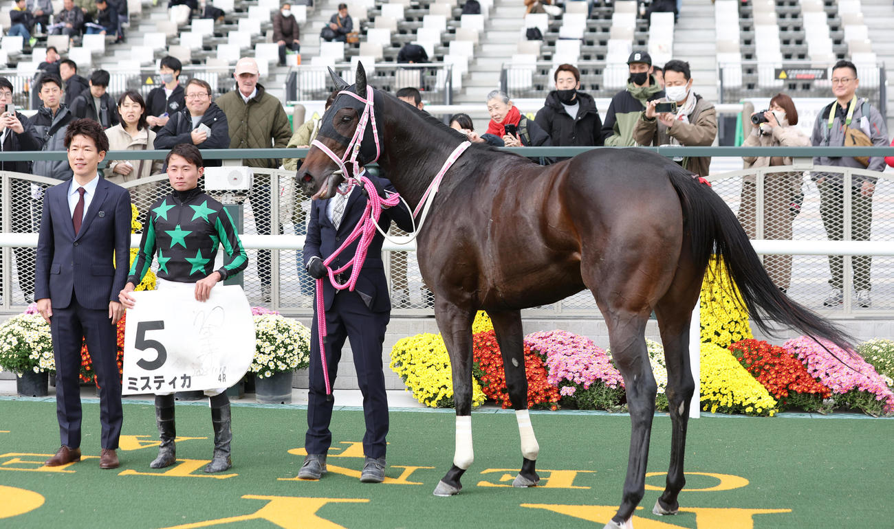 新馬戦を制したミスティカと口取りに並ぶ岩田騎手（撮影・前田充）