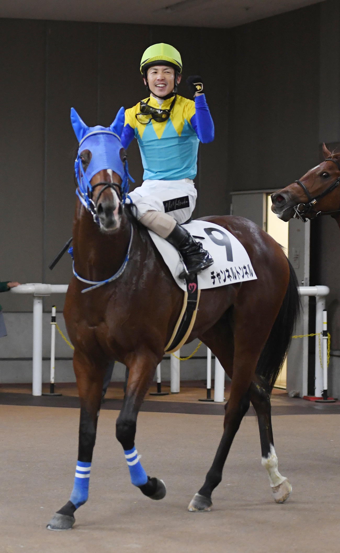 東京5R新馬戦を制したチャンネルトンネルの松岡騎手はガッツポーズ（撮影・柴田隆二）