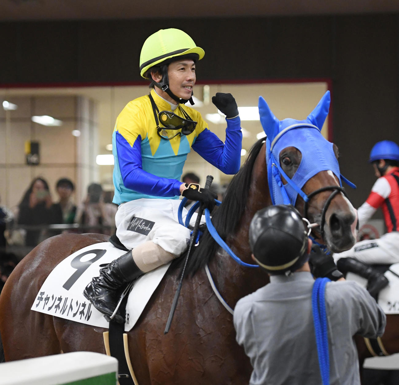 東京5R新馬戦を制したチャンネルトンネルの松岡騎手はガッツポーズ（撮影・柴田隆二）