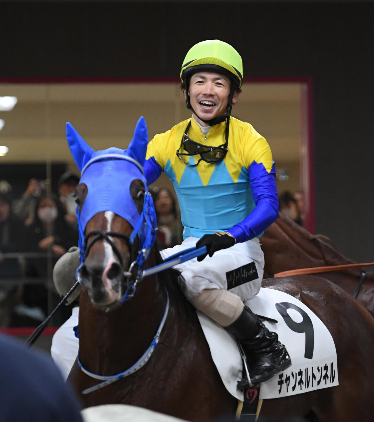 東京5R新馬戦を制したチャンネルトンネルの松岡騎手（撮影・柴田隆二）