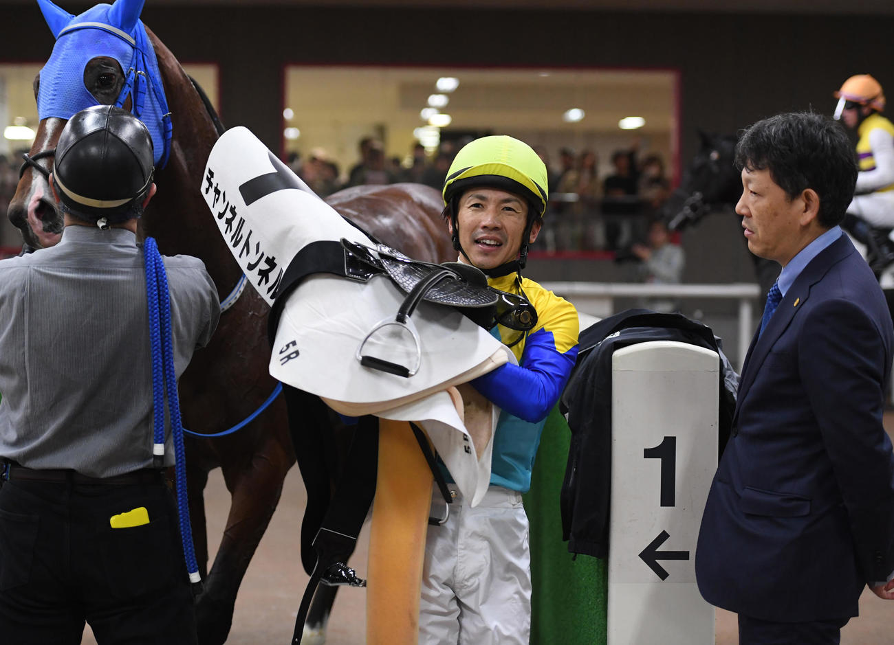 東京5R新馬戦を制したチャンネルトンネルの松岡騎手（左）と堀内調教師（撮影・柴田隆二）
