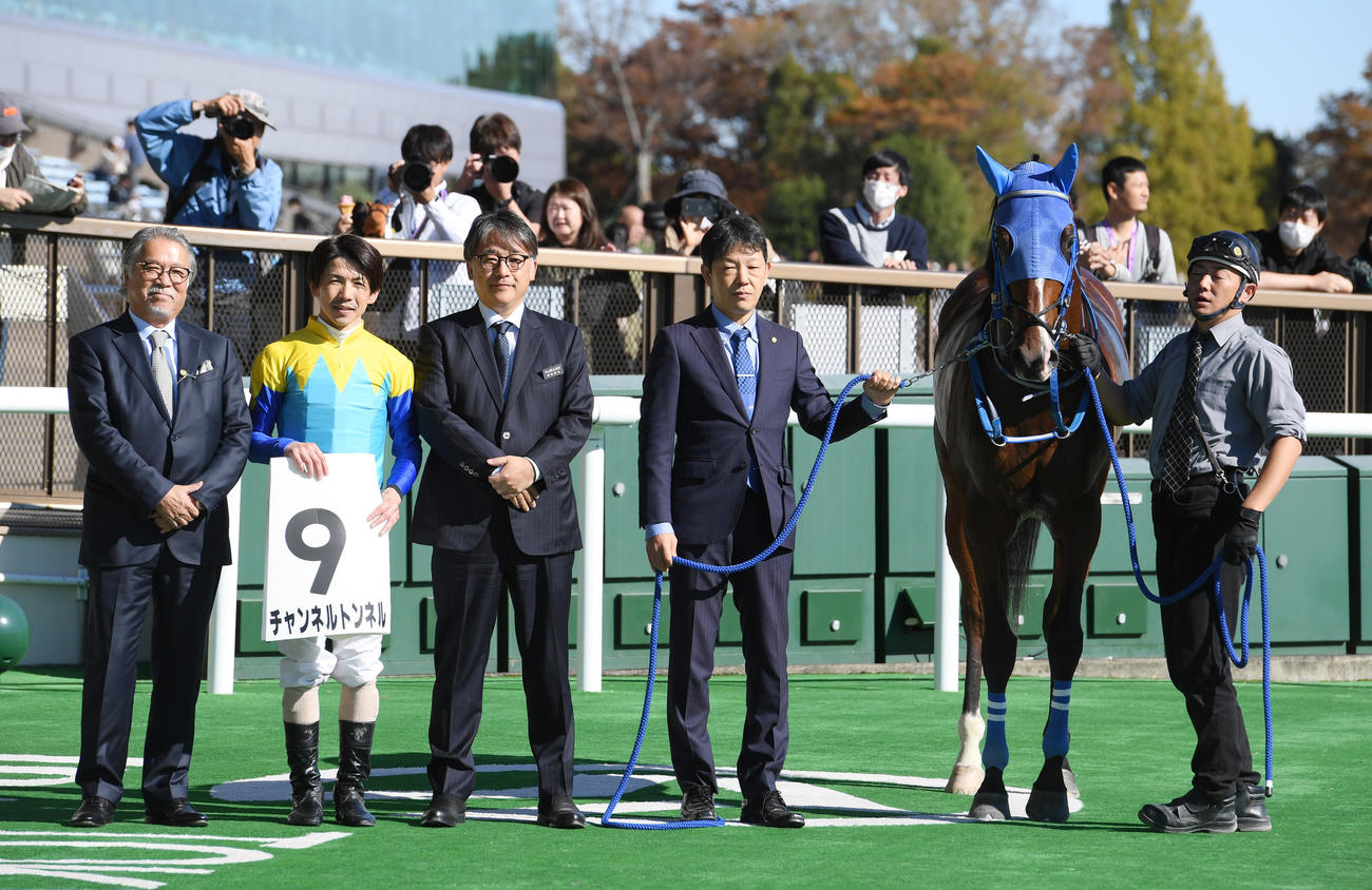 東京5R新馬戦を制したチャンネルトンネルと松岡騎手（左から2人目）（撮影・柴田隆二）