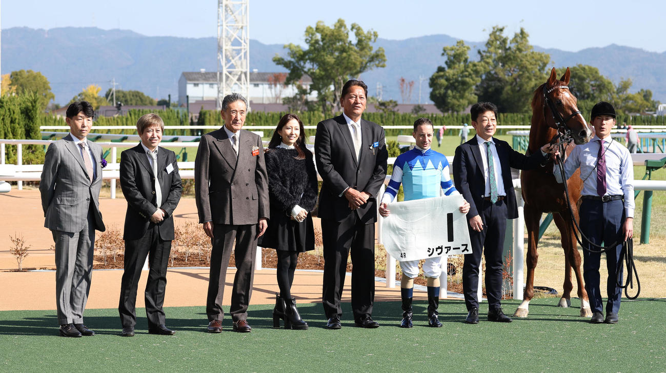 京都4R、新馬戦を制したシヴァースに並ぶ佐々木主浩氏（右から4人目）（撮影・白石智彦）