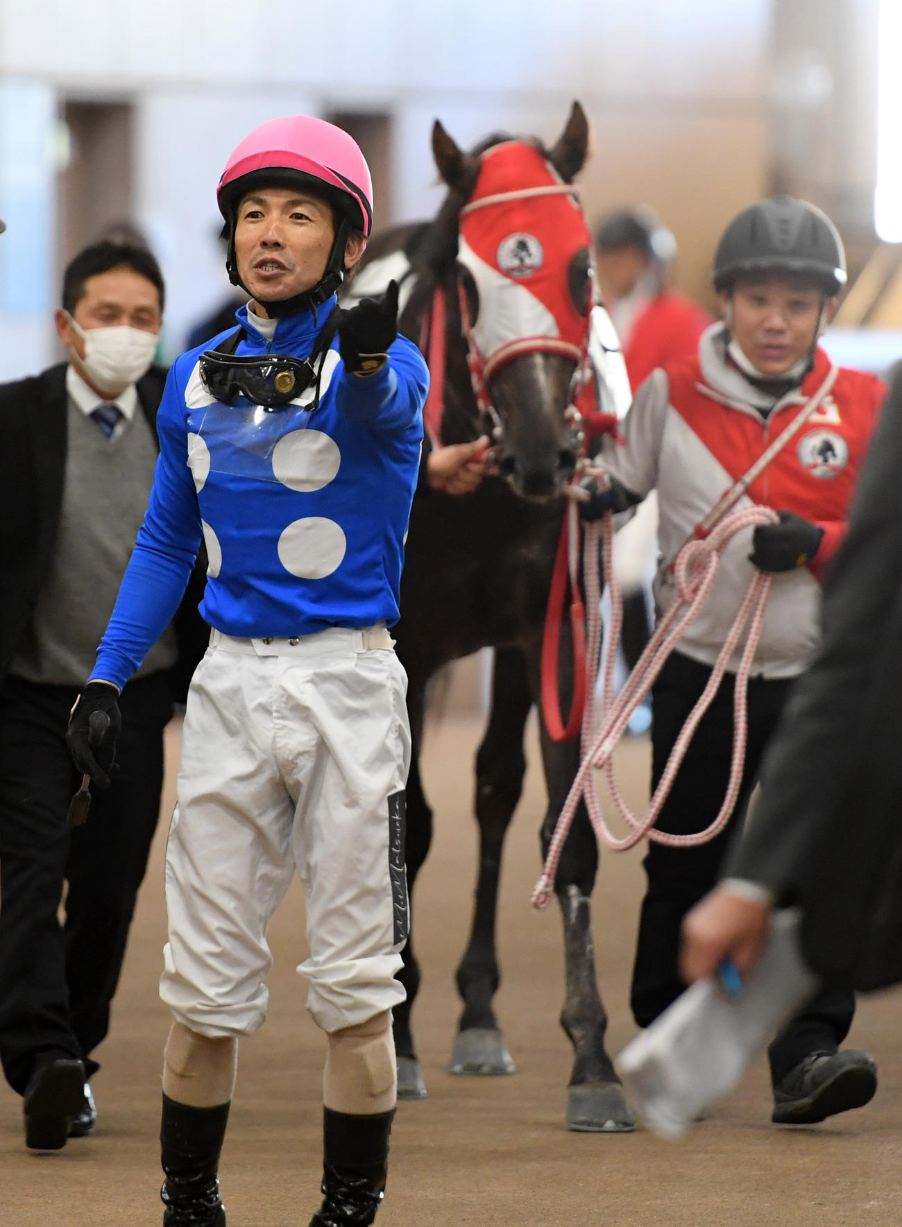 東京4R新馬戦を制したタイセイリアルと松岡騎手（撮影・柴田隆二）