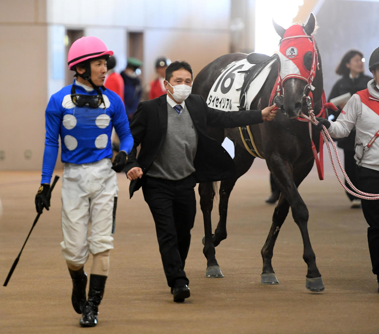 東京4R新馬戦を制したタイセイリアルと松岡騎手（撮影・柴田隆二）