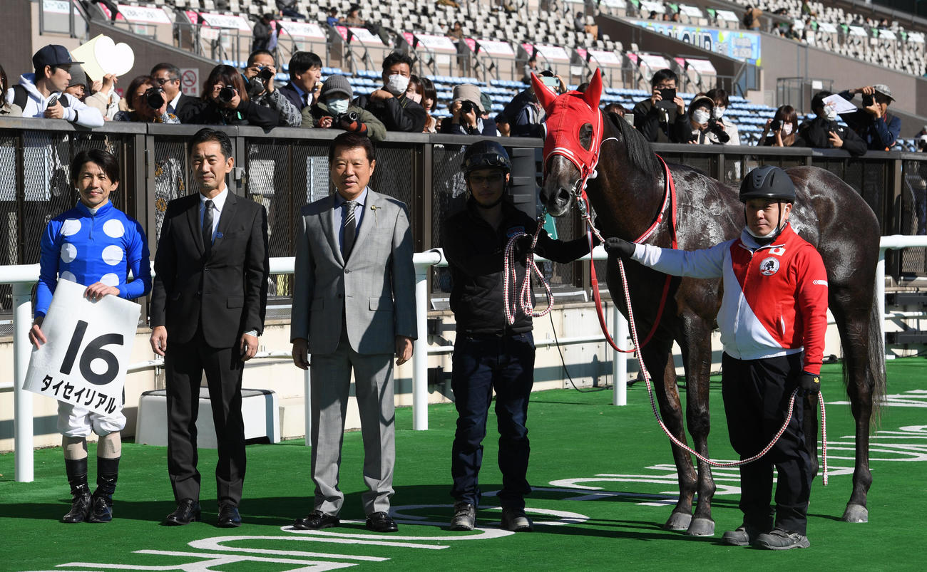 東京4R新馬戦を制したタイセイリアルと松岡騎手（撮影・柴田隆二）