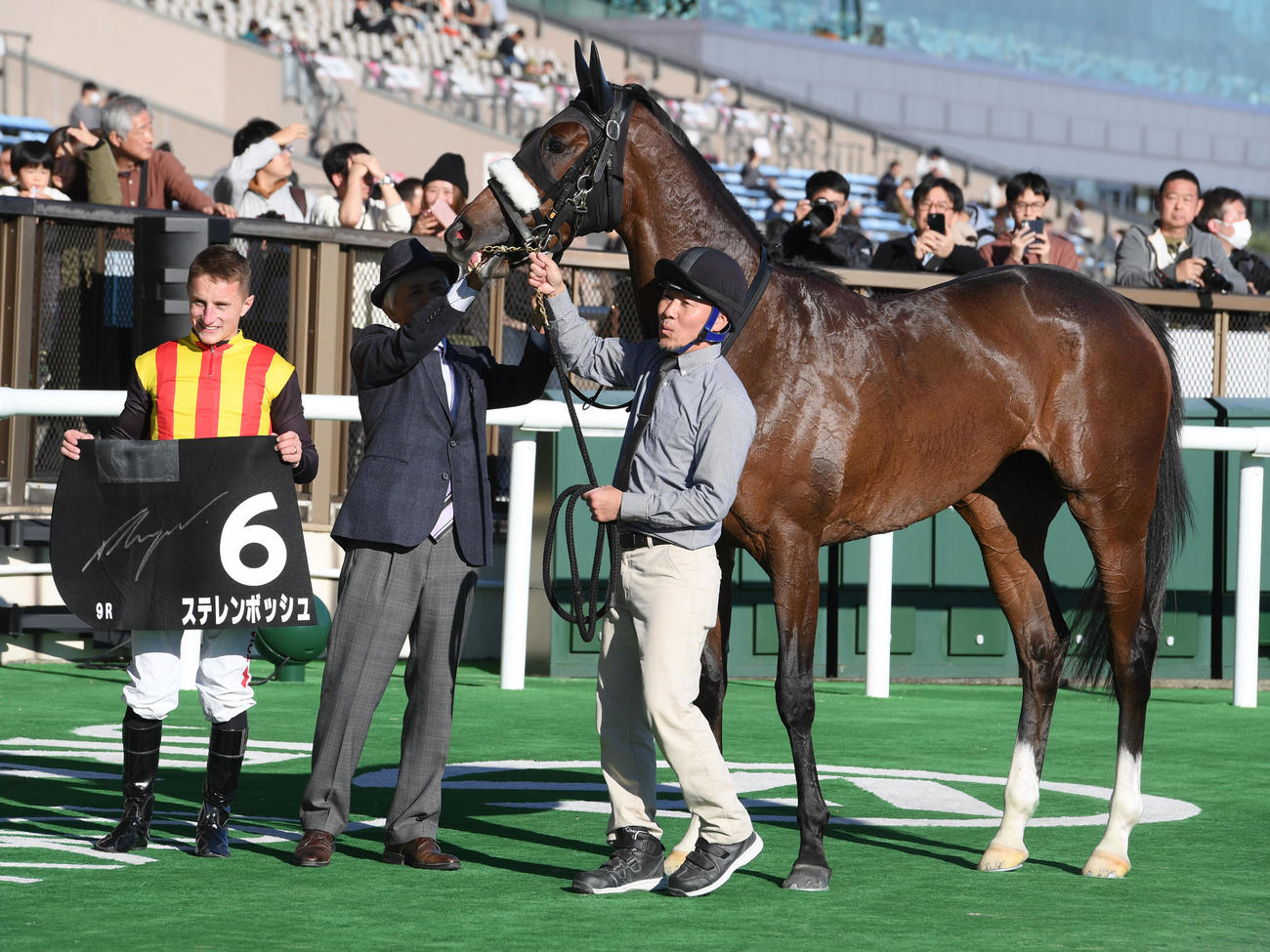東京9R、赤松賞を制したステレンボッシュとマーカンド騎手（左）（撮影・柴田隆二）