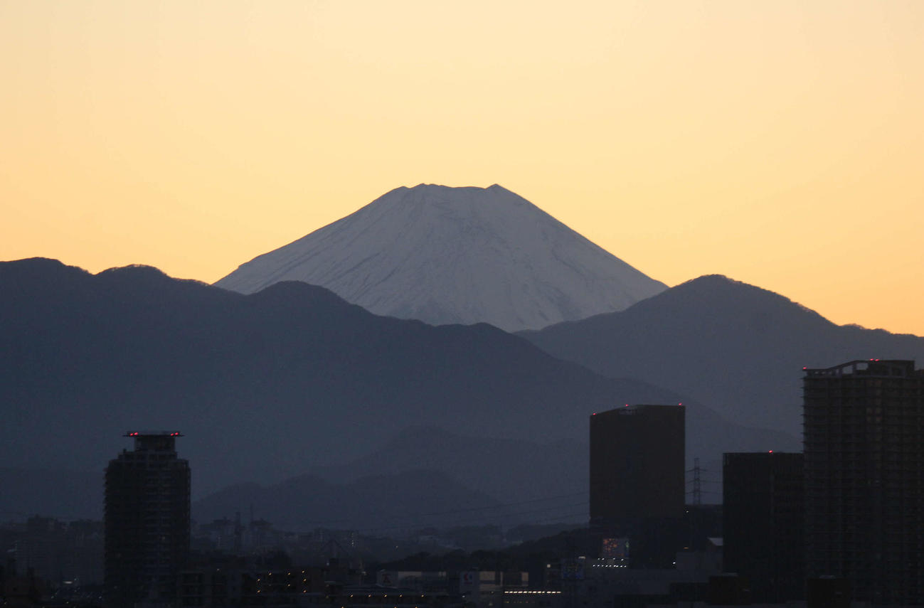 19日の最終レース終了後、東京競馬場のスタンドから見える富士山